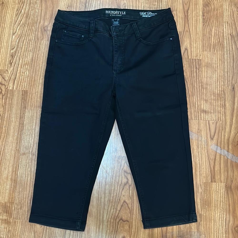 Sound/Style by Beau Dawson stretch black capri. Size 6.